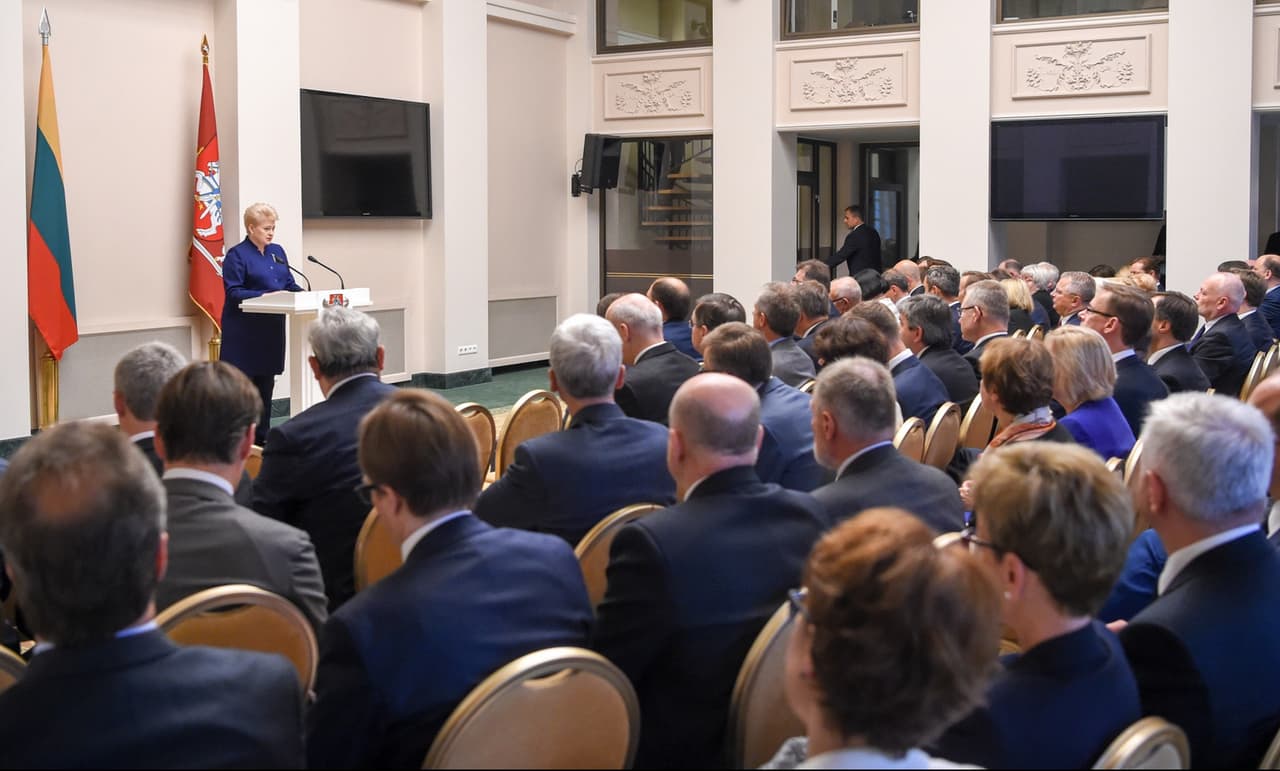 Susirinkę ambasadoriai įdėmiai išklausė prezidentės nurodymų. Nuotr. prezidentas.lt