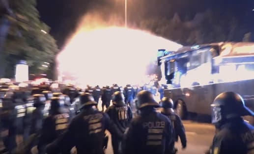 Nesankcionuotus protestus Hamburge prieš globalistus, su vandens patrankomis išvaikė policija