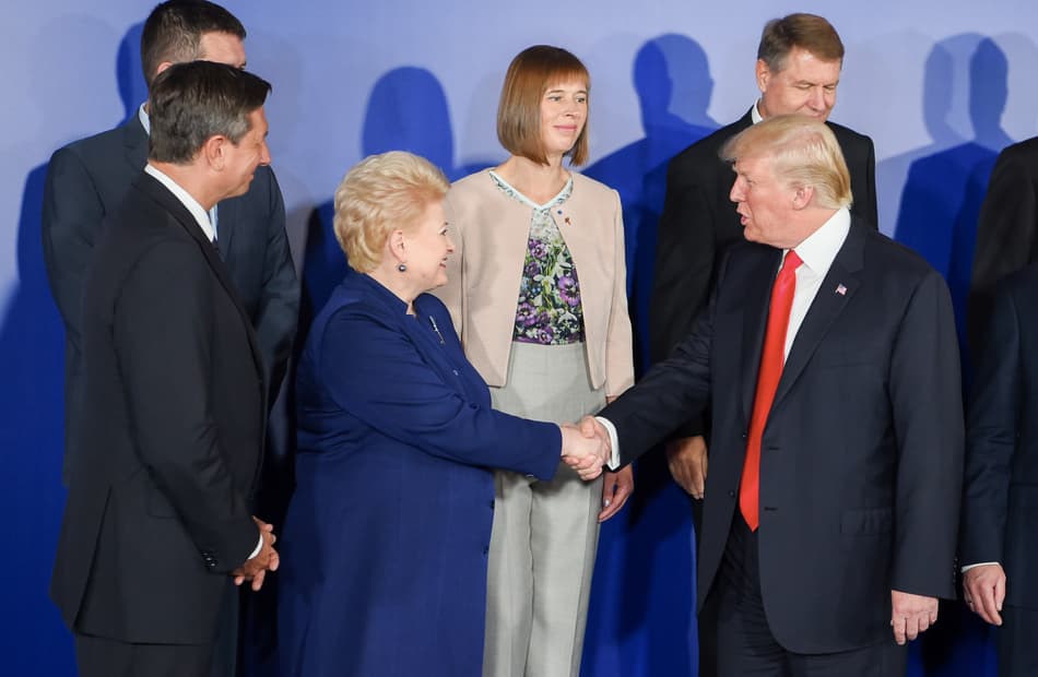 D. Trampas įdėmiai klausė kiekvieno D. Grybauskaitės žodžio. Nuotr. prerzidentas.lt