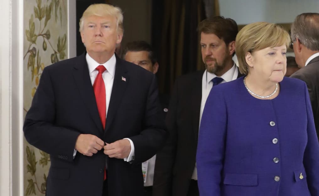 Daug europiečių pašiurpę dėl D. Trampo elgesio. Nuotr. politico.com