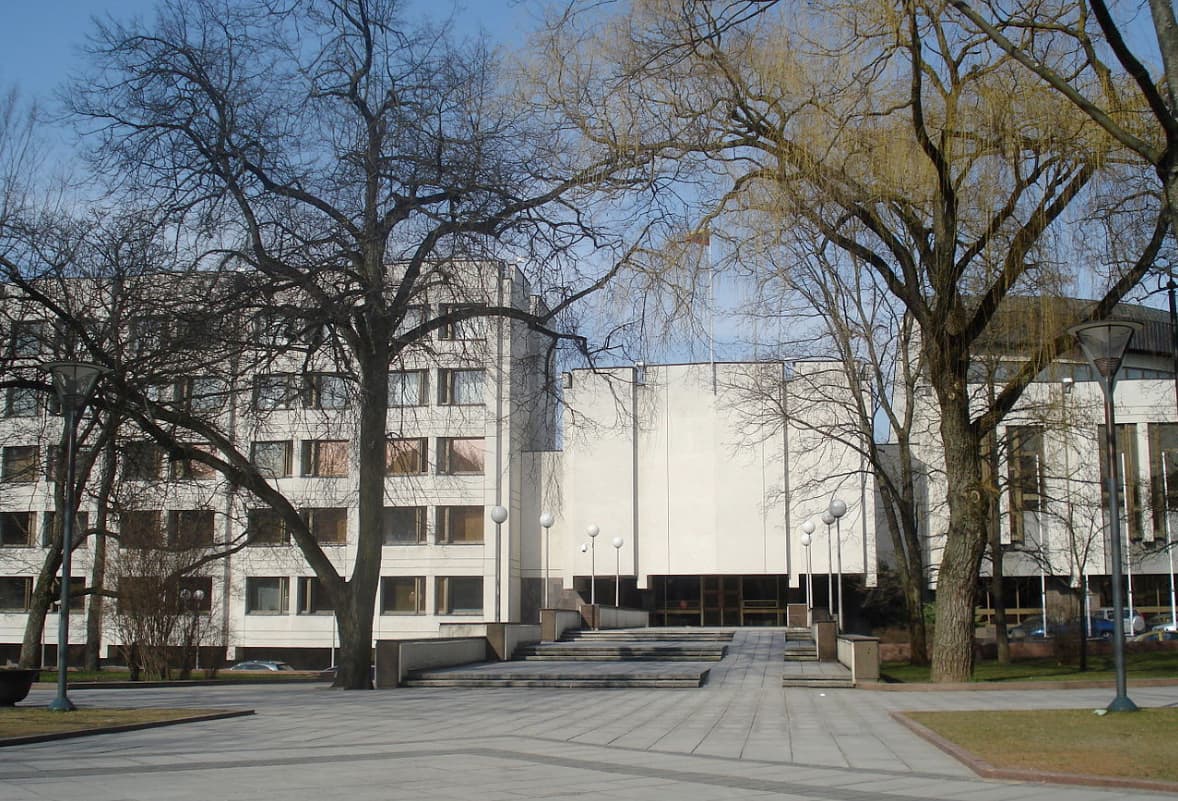 LKP Centro komiteto būstinė 1982-1990 m. Čia šiuo metu šsikūrę LR Vyriausybės rūmai. Nuotr. vikipedija