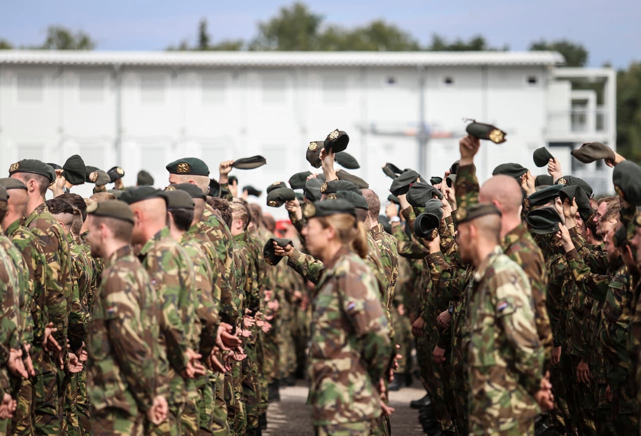 Užgrojus Nyderlandų kariuomenės maršą „Limburgse Jagers Mars", Nyderlandų kariai, pagal gražią tradiciją, pradėjo sukti beretes. Ievos Budzeikaitės nuotr.