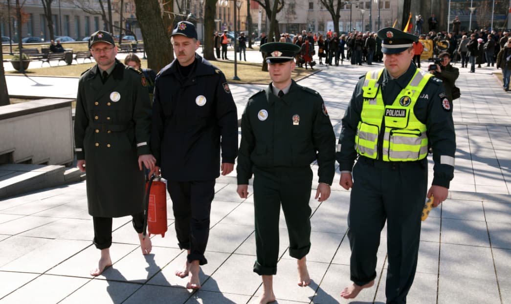 „Basas pareigūnas – nesaugūs žmonės!“. Tokie pareigūnų protestai 2009 m. vyko Lietuvoje, kai Nacionaliniam pareigūnų profesinių sąjungų susivienijimui vadovavo Vytautas Bakas.