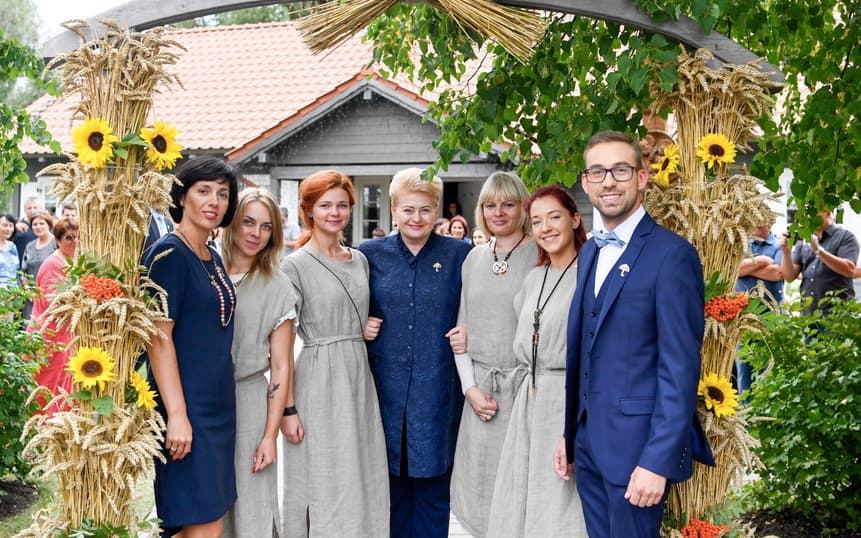 Nuotraukos viduryje apibendrintos biografijos NKVD gaisrininko (vėliau tremtinio) duktė, kolaborantė, Lietuvos Nepriklausomybės priešininkė, komunisto Mykolo Burokevičiaus bendražygė, Rusijos Federacijos valstybės paslaptis, fotosesijų su vaikučiais ir karine technika fanė, Konstitucijos garantas, daugelio tautinių ir tremtinių renginių dalyvė bei gerųjų iniciatyvų iniciatorė, LR prezidentė Dalia Grybauskaitė. Nuotr. prezidentas.lt