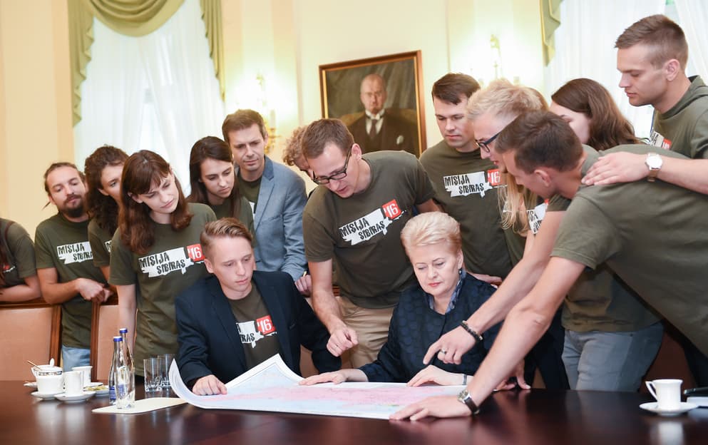 Prezidentė sėdi prie žemėlapio. Nuotr. prezidentas.lt
