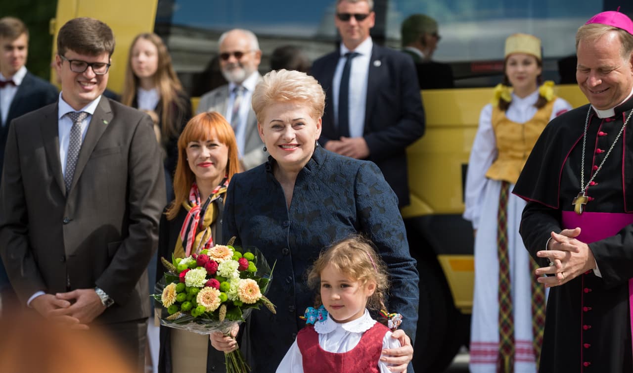 Prezidentė ir šventikai džiaugsmingos šventės metu. Nuotr. prezidentas.lt