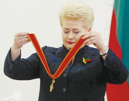 Apibendrintos biografijos NKVD gaisrininko (vėliau tremtinio) duktė, kolaborantė, Lietuvos Nepriklausomybės priešininkė, komunisto Mykolo Burokevičiaus bendražygė, Rusijos Federacijos valstybės paslaptis, fotosesijų su vaikučiais ir karine technika fanė, Konstitucijos garantas, daugelio tautinių ir tremtinių renginių dalyvė bei gerųjų iniciatyvų iniciatorė LR prezidentė D. Grybauskaitė. Nuotr. Irmanto Sidarevičiaus