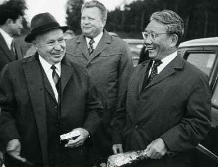 A. Sniečkus (su kepure).
