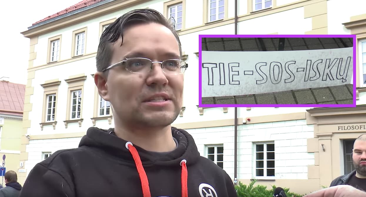 „Valgymo akcijos“ dalyvis ir vienas iš šmaikščių konservatorių bendruomenės plakatų atsineštų į akciją.