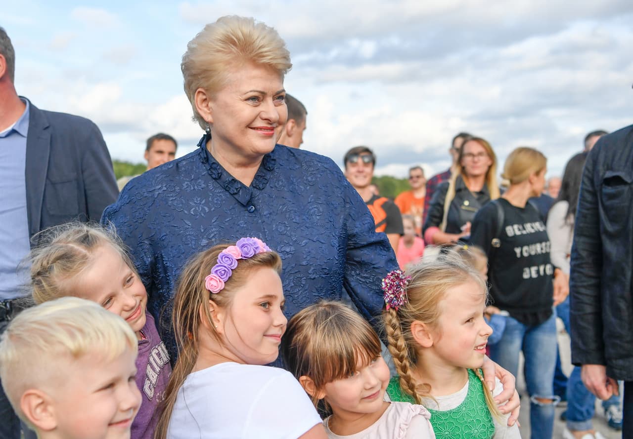 Prezidentės sveikinimo žodį po atostogų darbą pradedantis Seimas pasitiko plojimais
