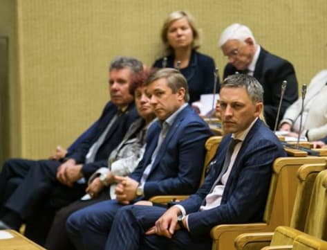 Susitepusių politinių partijų laukia rimtas žaliųjų valstiečių inicijuotas kirtis