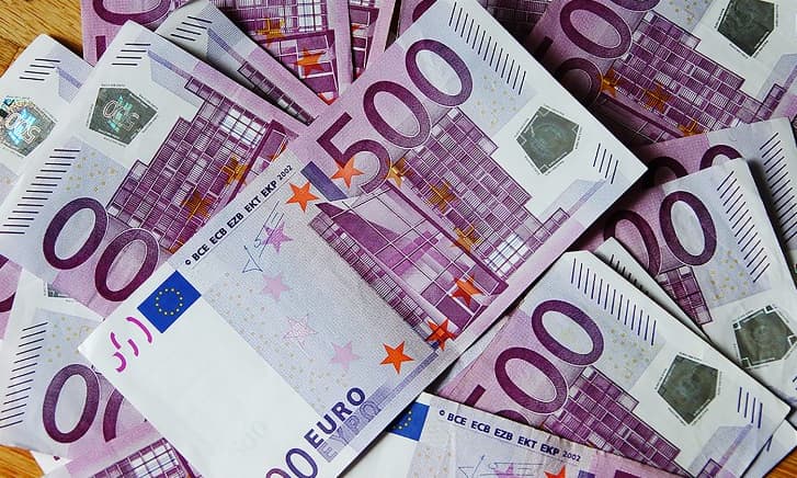 Seimo narių algos didės vardan menkai uždirbančių piliečių