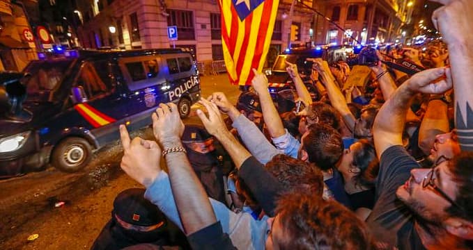 Katalonai protestuoja prie policijos nuovadų, siekdami išvyti Ispanijos policininkus iš Katalonijos