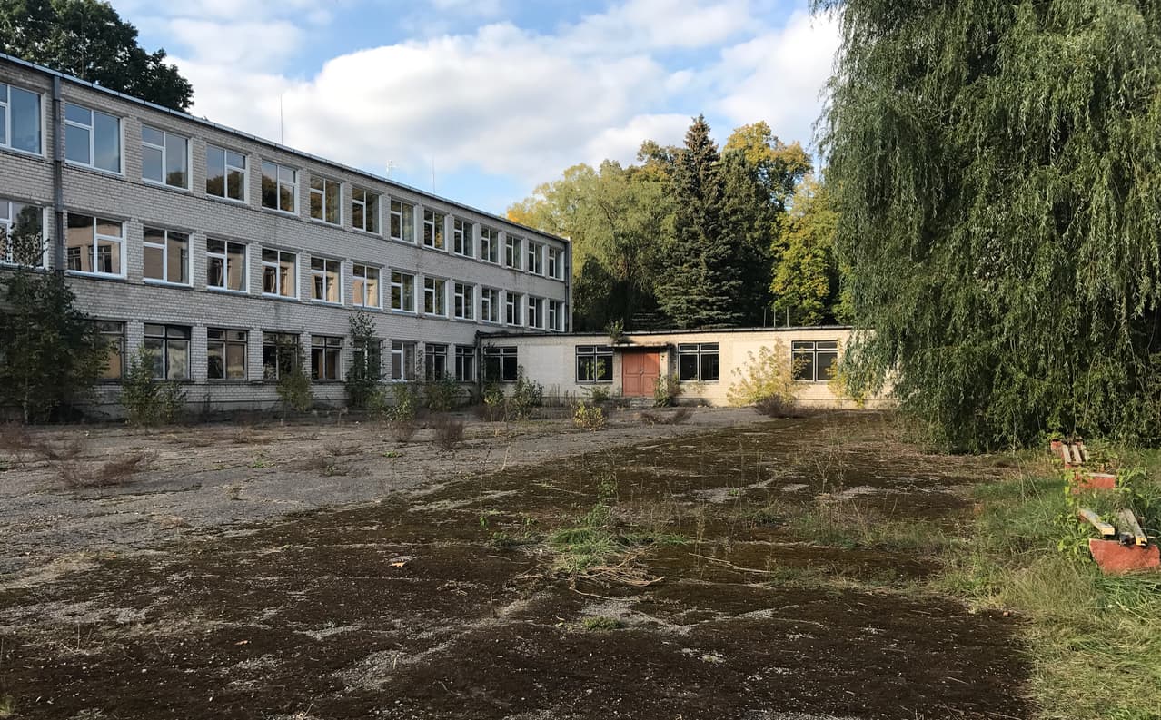 Viena iš daugelio sunaikintų ir apleistų Lietuvos mokyklų, kur galėtų būti įrengiamos kareivinės. Nuotr. E.eu