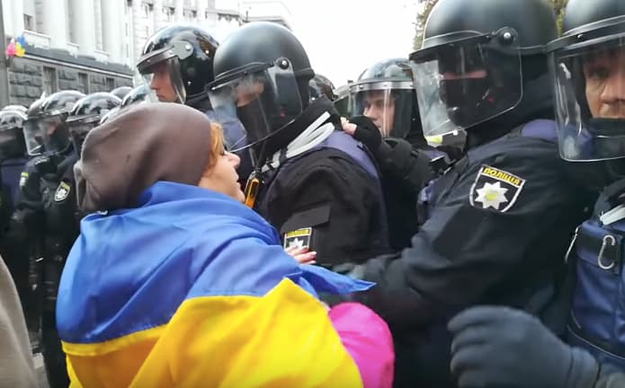 Lietuvos draugas ragina trauktis kitam Lietuvos draugui (trys A. Šary reportažai apie neramius įvykius Ukrainoje)