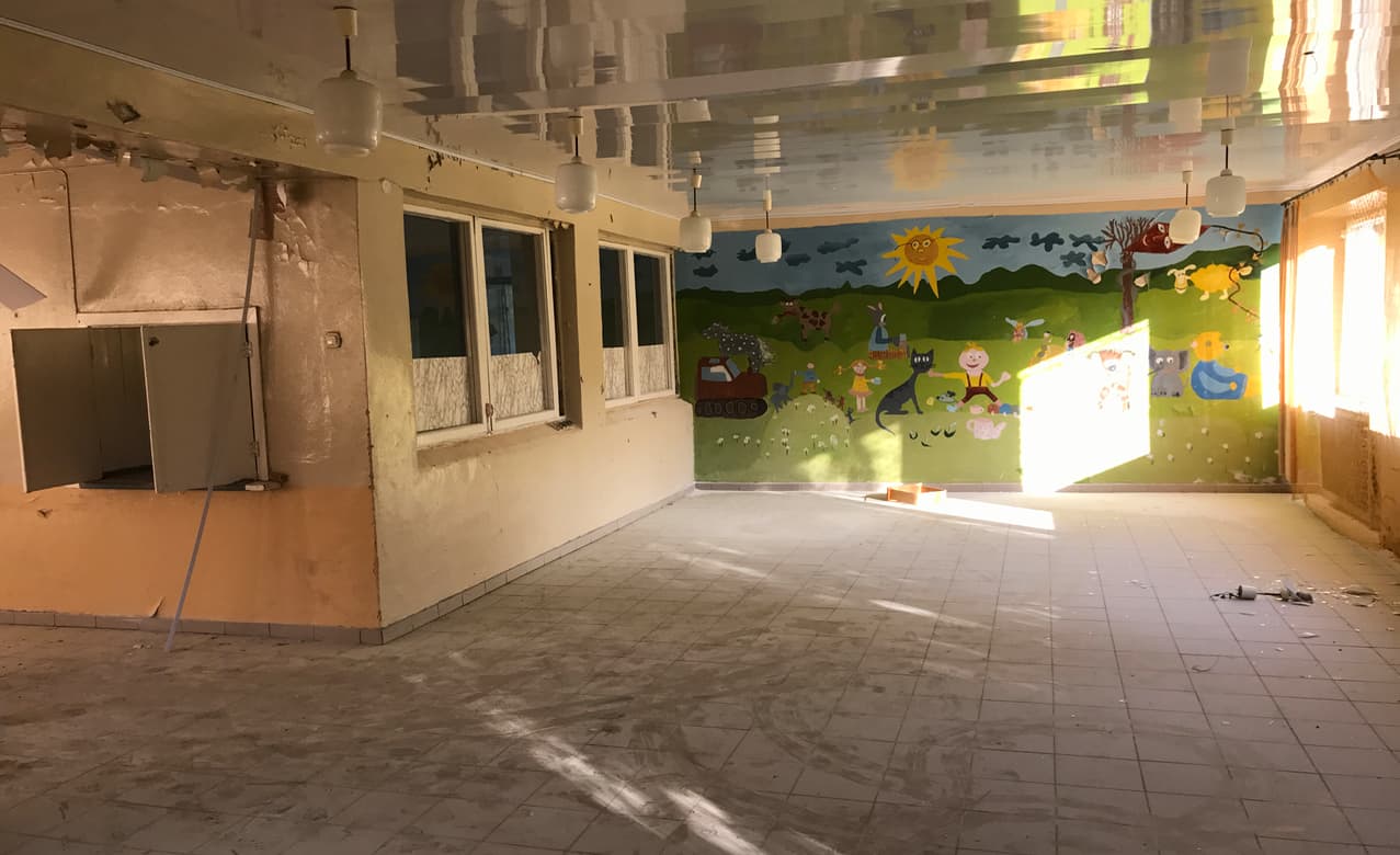 Vienos iš daugelio Lietuvoje Atkurtos nepriklausomybės laikais sunaikintos mokyklos fragmentas. Tai buvusios Vievio sanatorinės mokyklos valgyklos patalpa. Šią labai reikalingą mokyklą konservatoriai uždarė 2012 metais. Tai buvusi valstybinė dieninė, savarankiško mokymosi bendrojo lavinimo mokykla Paneriuose, Elektrėnų sav., vykdžiusi pradinio, pagrindinio ir papildomo ugdymo programas lietuvių kalba. Į mokyklą buvo nukreipiami vaikai iš visos Lietuvos, sergantys širdies, kraujagyslių ligomis, reumatu ir smegenų pakenkimais. Priimami 7-16 amžiaus vaikai, lankantys bendrojo lavinimo mokyklos pirmas - dešimtas klases. Nuor. E.eu