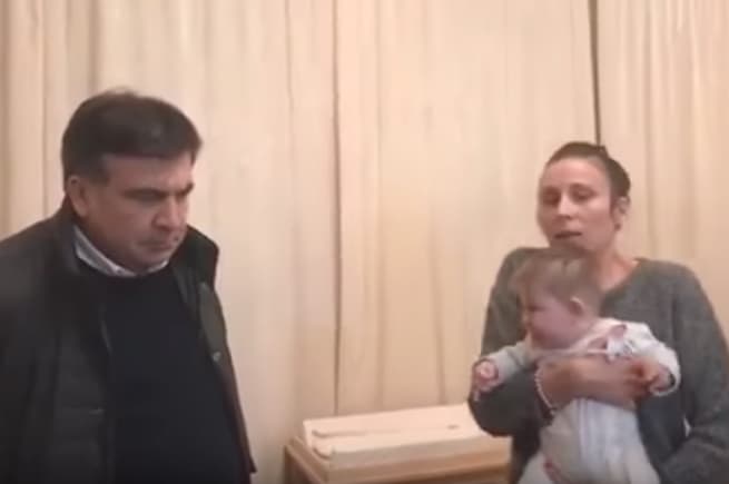 Lietuvos draugas M. Saakašvilis teigia, kad Lietuvos draugas, milijardierius P. Porošenka, nieko nesiskiria nuo V. Putino