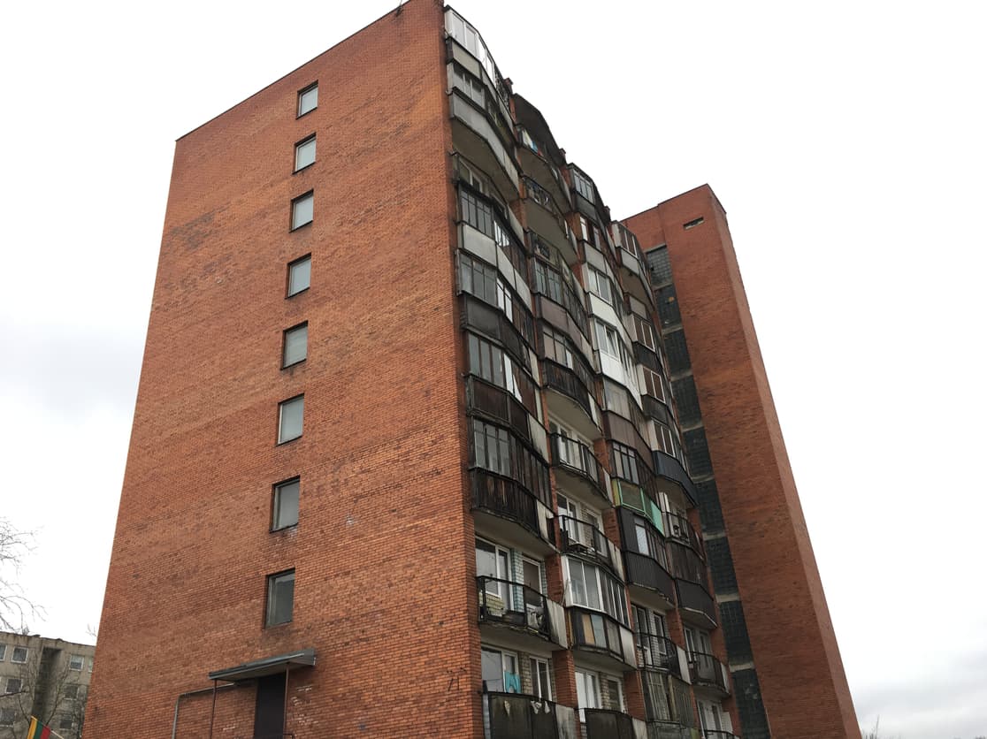 Vilnius – Lietuvos sostinė. Tačiau jame, ir ne tik jame, net ir po daugiau negu ketvirčio amžiaus nepriklausomybės stovi daugybė nenugriautų, sovietinio paveldo pastatų, kaip antai šis, sovietinis daugiabutis. Nuotr. E.eu
