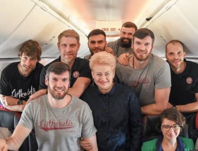 Prezidentė pranešė, kad į Lietuvą grįžo su pergalingais vyrais