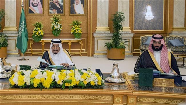 Saudo Arabijos karalius Salmanas (kairėje) ir būsimasis karalius, jo sūnus princas Mohamedas bin Salmanas
