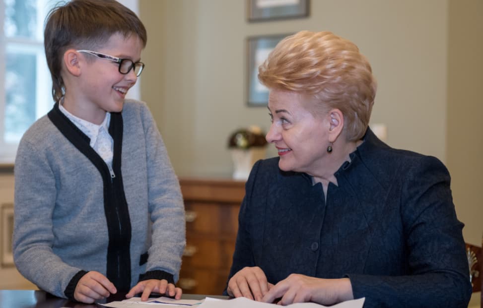 Mokslų daktarė, Laisvės kovų dalyvė, apibendrintos biografijos NKVD gaisrininko (vėliau tremtinio) duktė, kolaborantė, Lietuvos Nepriklausomybės priešininkė, komunisto Mykolo Burokevičiaus bendražygė, Rusijos Federacijos valstybės paslaptis, fotosesijų su vaikučiais ir karine technika fanė, Konstitucijos garantas, daugelio tautinių ir tremtinių renginių dalyvė bei gerųjų iniciatyvų iniciatorė LR prezidentė D. Grybauskaitė. Nuotr. prezidentas.lt