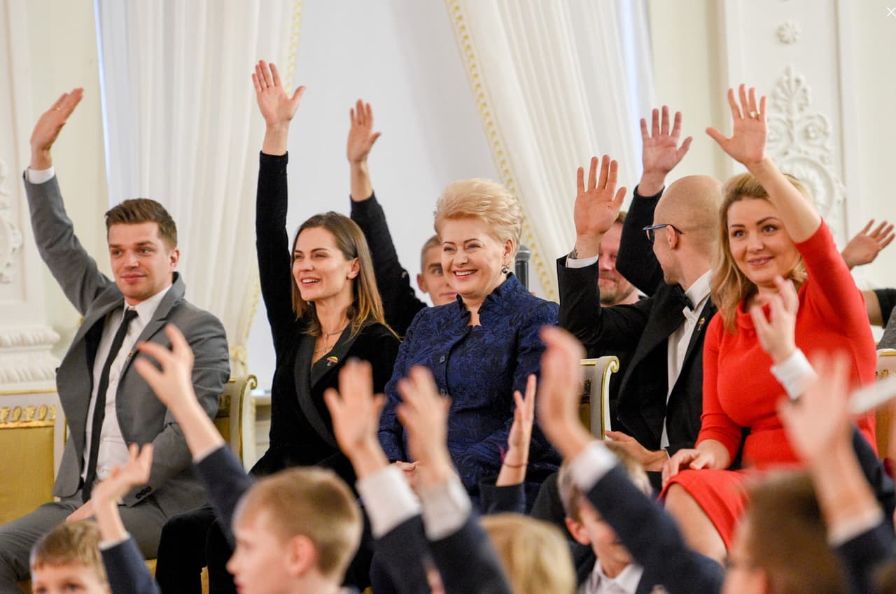 Mokslų daktarė, Laisvės kovų dalyvė, apibendrintos biografijos NKVD gaisrininko (vėliau tremtinio) duktė, kolaborantė, Lietuvos Nepriklausomybės priešininkė, komunisto Mykolo Burokevičiaus bendražygė, Rusijos Federacijos valstybės paslaptis, fotosesijų su vaikučiais ir karine technika fanė, Konstitucijos garantas, daugelio tautinių ir tremtinių renginių dalyvė bei gerųjų iniciatyvų iniciatorė LR prezidentė D. Grybauskaitė. Nuotr. prezidentas.lt