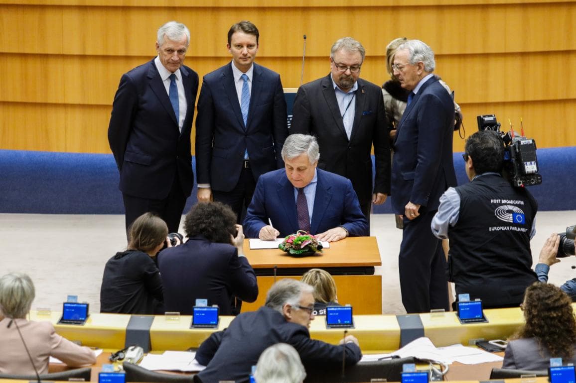 EP pirmininkas Antonius Tajanis (Antonio Tajani) pasirašo 2018 m. ES biudžetą. europarl.europa.eu nuotr.