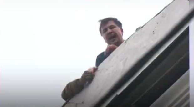 M. Saakašvilis ant namo stogo. Sustabdytas kadras iš NEWSONE televizijos reportažo.