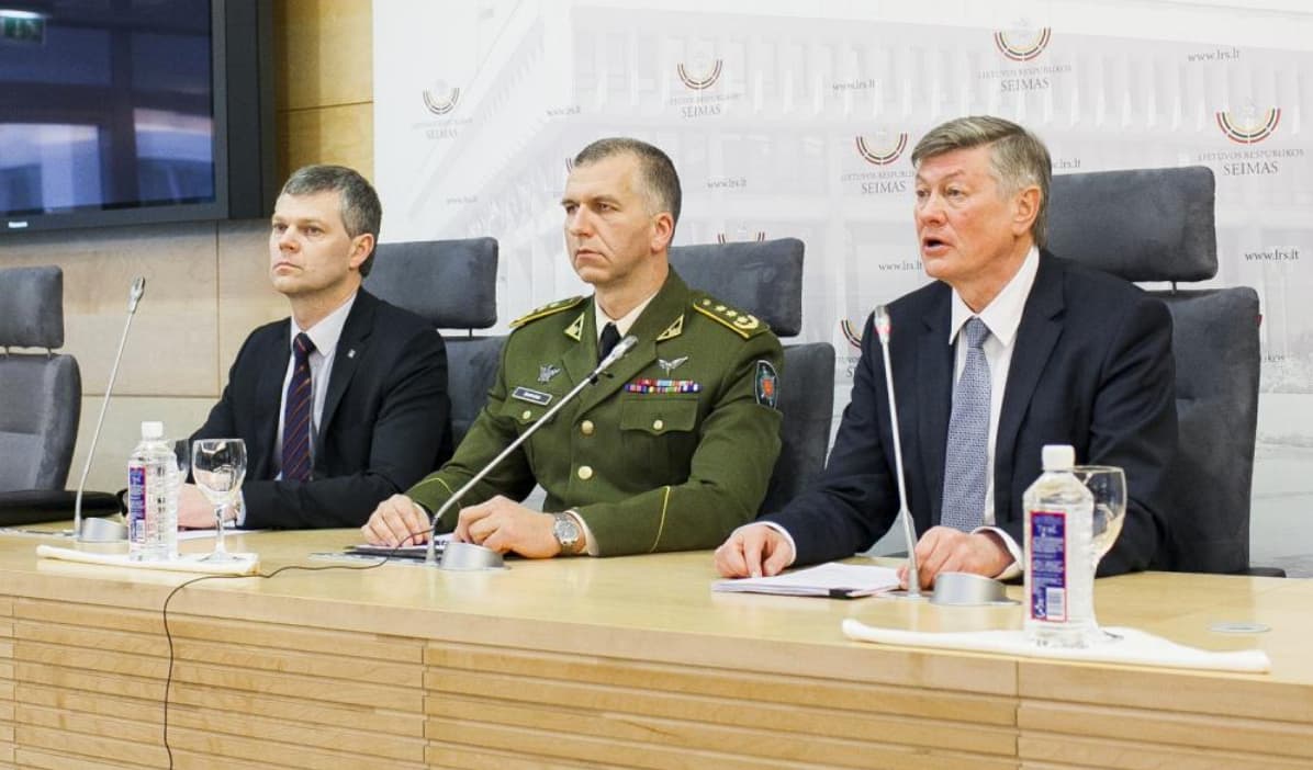 Darius Jauniškis, Alvydas Šiuparis ir Artūras Paulauskas 2016 m. kovą Seime pristatė Grėsmių nacionaliniam saugumui vertinimą.