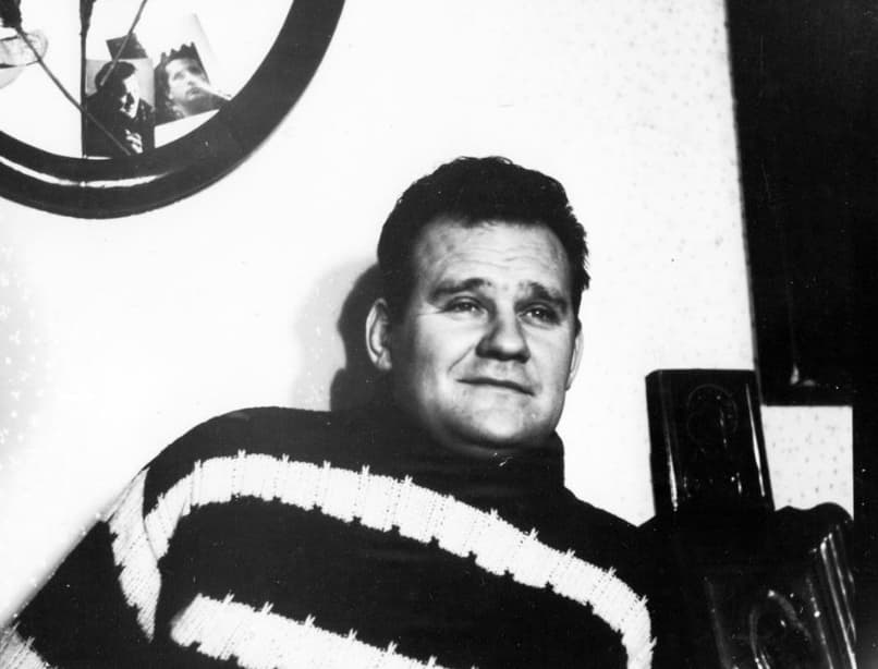Rašytojas Vytautas PETKEVIČIUS: „Šitaip jis ir gyveno: vien pačiu savimi, vien savo prigimties tvirtybe pasikliaudamas vadavosi iš gyvenimo bėdų ir vilkduobių, išlikdamas taurus, kilnus ir be galo dosnus to savo gerumo, pakeliui dar ir kitiems padėdamas išlipti...“.