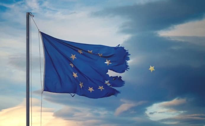 Norėdami tyliai nugalėti tautą, Europos Sąjungos biurokratai naikina demokratiją