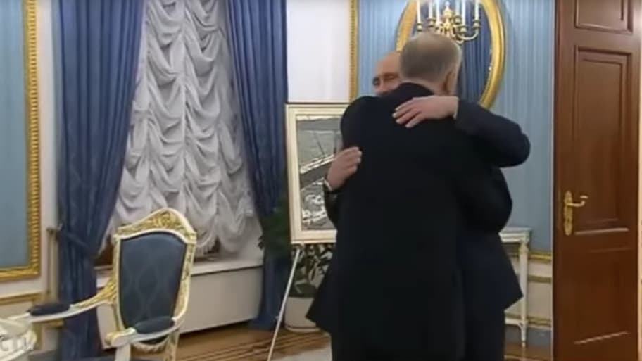 Lietuvos pilietis viešumoje drįso glėbesčiuotis su teroristinės Rusijos prezidentu