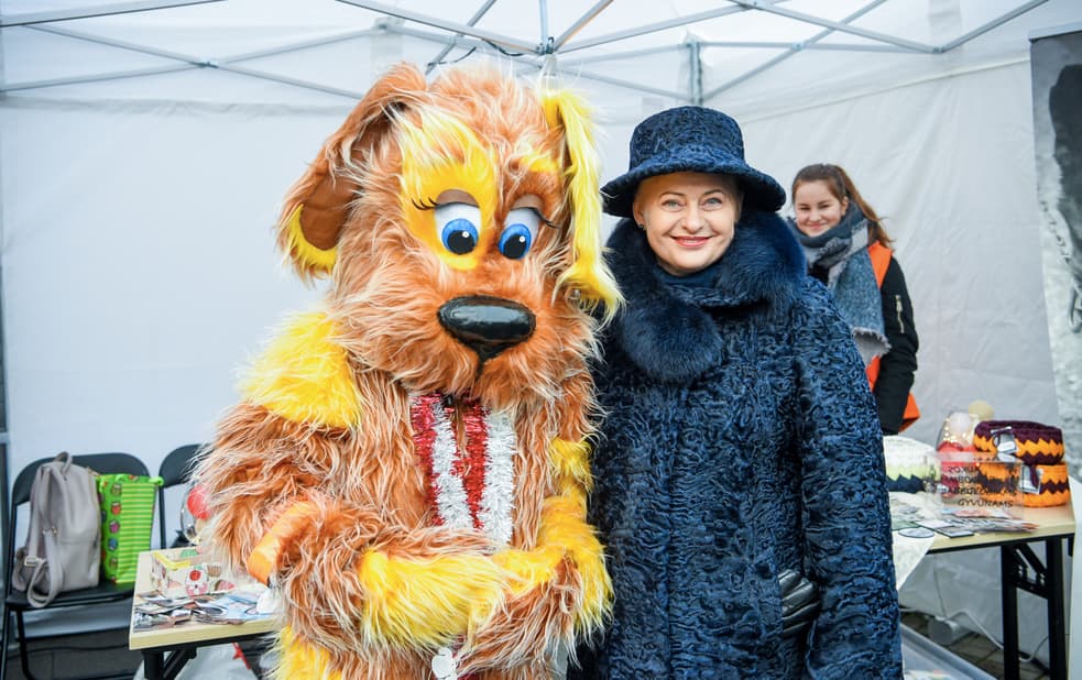 Prezidentė D. Grybauskaitė (dešinejė) nevyriausybinių organizacijų kalėdinėje labdaros mugėje „Už saugią Lietuvą“. Nuotr. prezidentas.lt