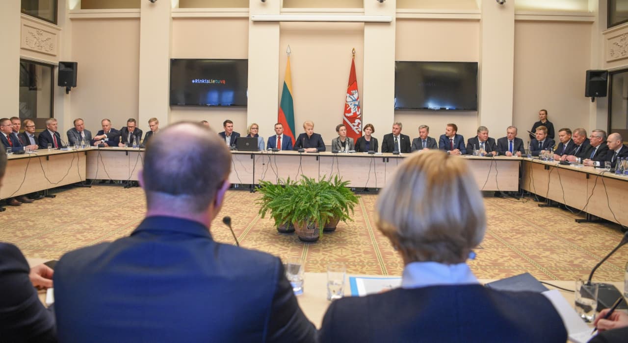 Mokslų daktarė, prezidentė D. Grybauskaitė susitikimo su merais metu. Nuotr. prezidentas.lt