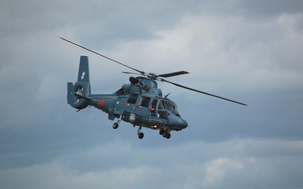 Net toks galingas, nepigiai kainavęs sraigtasparnis kaip AS365N3+ „Dauphin“ nesugebėjo rasti dingusio piloto.