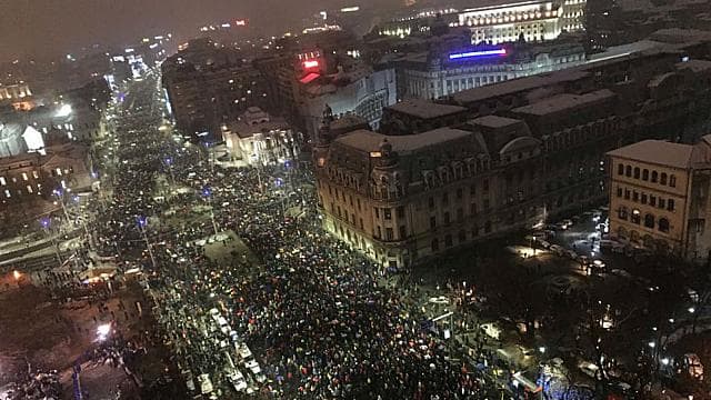 Virš 50 tūkstančių nepatenkintų rumunų protestavo prieš korupciją