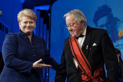 Viešinami faktai apie konservatorių patriarchą ir prezidentę, neduoda ramybės konservatorių žiniasklaidai.