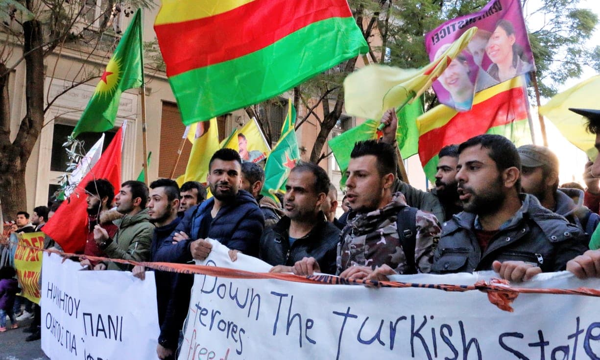 Prieš NATO vykdomą kurdų genocidą visame pasaulyje vyksta protesto akcijos.