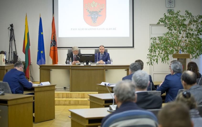 Pasvalio P. Vileišio gimnazistams ir Raubonių kaimo bendruomenei premjeras padovanojo tautinę Lietuvos vėliavą