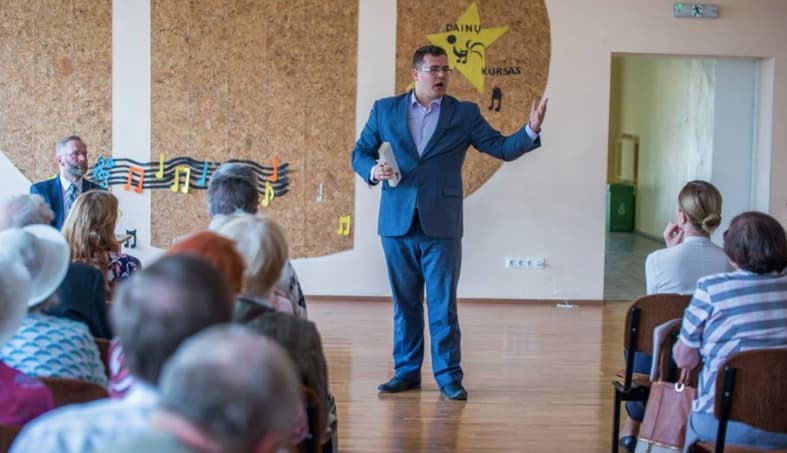 Buvęs kovotojas prieš Lietuvos narystę ES, konservatorius Laurynas Kasčiūnas (stovi). Nuotr. facebook.com