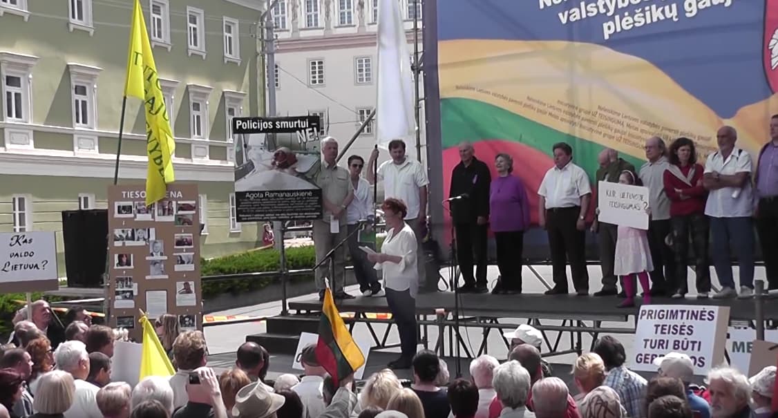 Nijolės Oželytė sako kalbą mitinge prie Prezidentūros Daukanto aikštėje (2012 m. gegužės 26 d.)