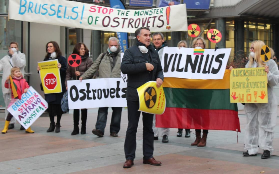 Liberalas P. Auštrevičius (priekyje) vis1 savo gyvenimą paskyrė kovoms su atominėmis elektrinėmis ir jų uždarymams.. Nuotr. facebook.com