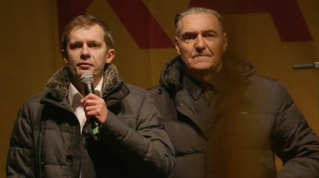Intelektualaus humoro kūrėjas, žurnalistas A. Tapinas (kairėje) su visa konservatorių bendruomenę nusiteikęs labai griežtai (dešinėje stovi Pablo).