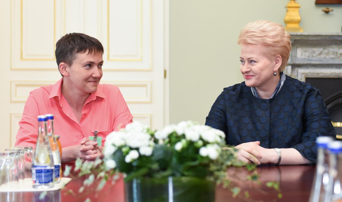Prieš dvejus metus prezidentė, mokslų daktarė Dalia Grybauskaitė dar nežinojo, kad sėdi ne šalia didvyrės, o Kremliaus mafijai tarnaujančios teroristės. Nuotr. prezidentas.lt