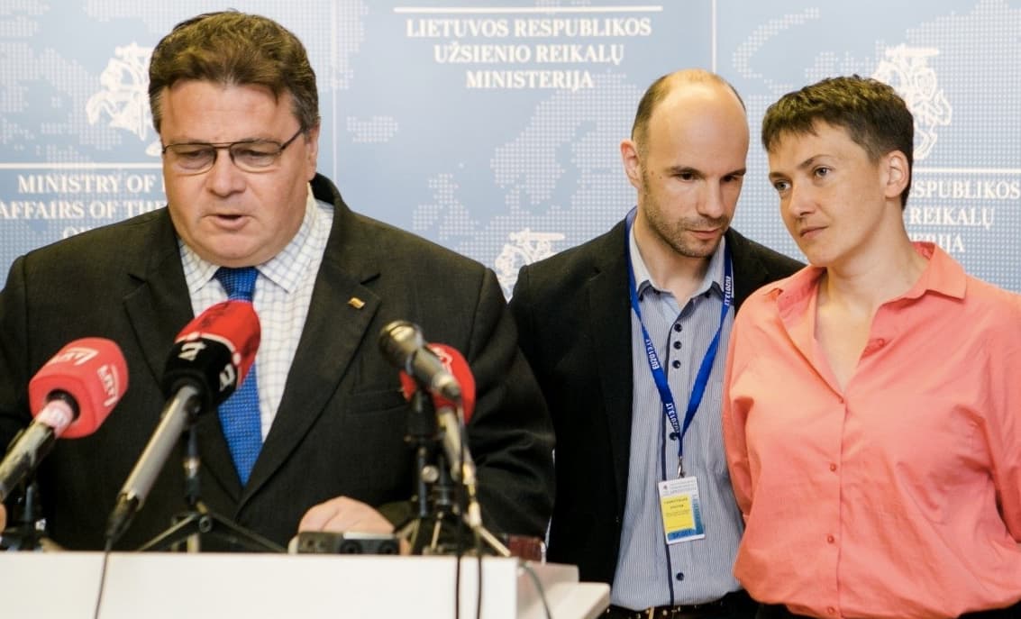 N. Savčenko (dešinėje) Lietuvoje, kaip ir anksčiau Ukrainoje yra laikoma didvyre. Dėl N. Savčenkos laisvės kovojo ir ypač daug ugningų kalbų yra pasakę Užsienio reikalų ministras Linas Linekevičius. Nuotr. urm.lt