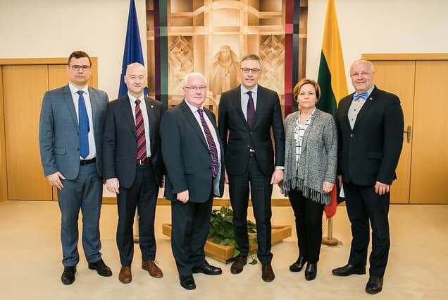 Konservatorius L. Kasčiūnas (kairėje) ir žaliasis valstietis V. Bakas (trečias iš dešinės). Nuotr. facebook.com