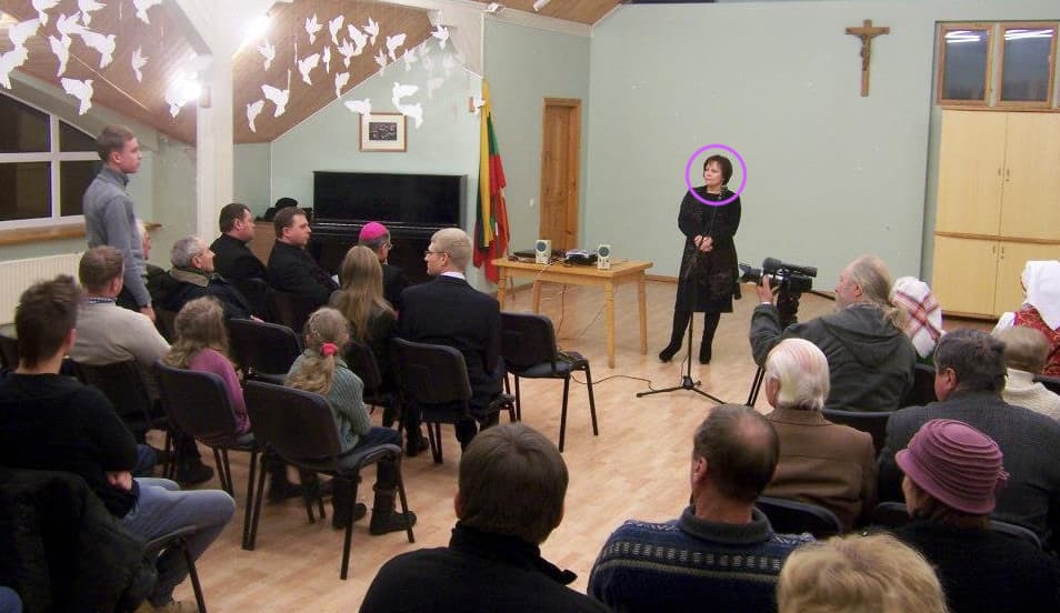 Konservatorė Rasa Juknevičienė (galvutė apibraukta violetiniu apskritimu). Nuotr. facebook.com