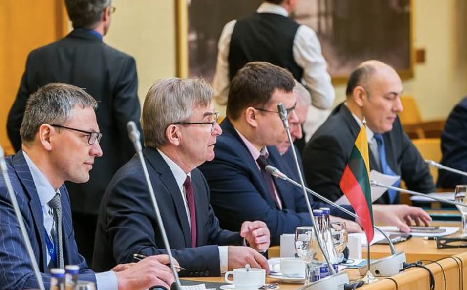 Nors dėl minimos knygos į Seimo Nacionalinio saugumo ir gynybos komiteto (NSGK) pirnmininką Vytautą Baką (kairėje) ekspertai.eu kreipėsi dar 2017 m. kovą, Lietuvos saugumo politiką formuojantis politikas kol kas nieko neatsakė. Nuotr. facebook.com