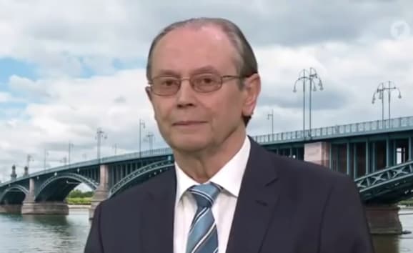 Vokietijoje, pro demokratijos plyšius, landžioja Putino propaganda
