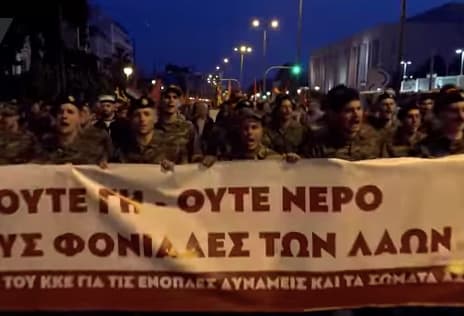 Atėnuose deginamos JAV vėliavos, smerkiama agresija Sirijoje